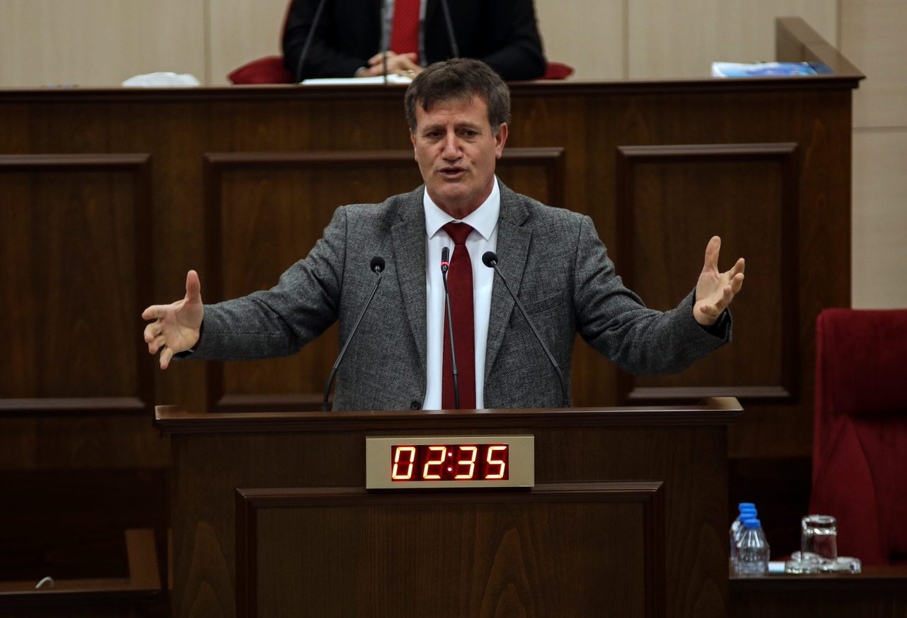 Arıklı: DAÜ'de tehlike çanları çalıyor