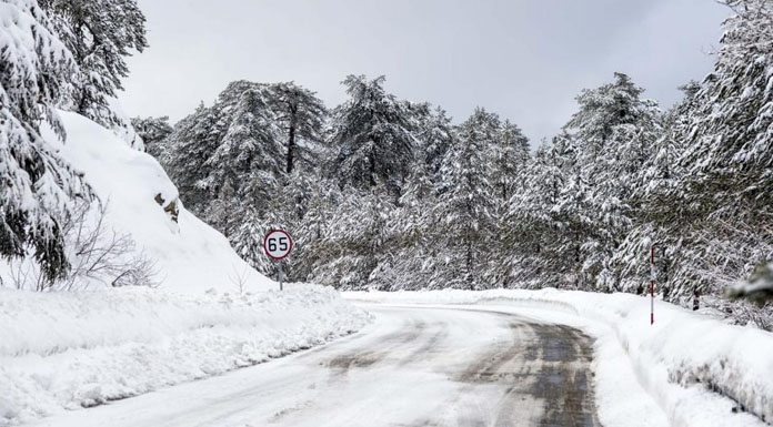 Trodos'a giden yollar, kar yağışı nedeniyle kapandı