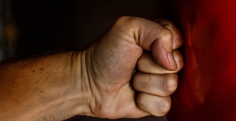 Aralarında tartışma çıktı, ev arkadaşının burnunu kırdı
