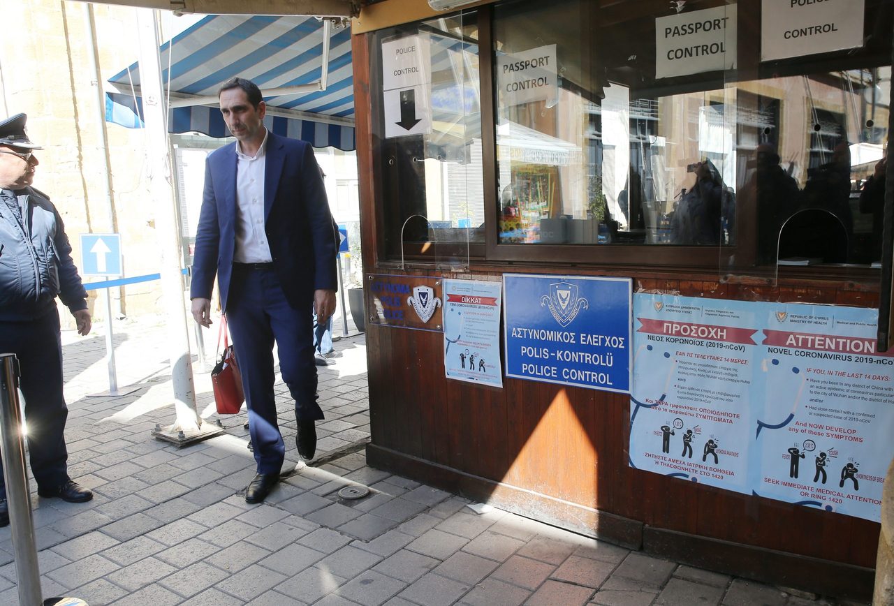 Güney'e gelişlerde sıkı önlem! Rum bakan Lokmacı barikatında