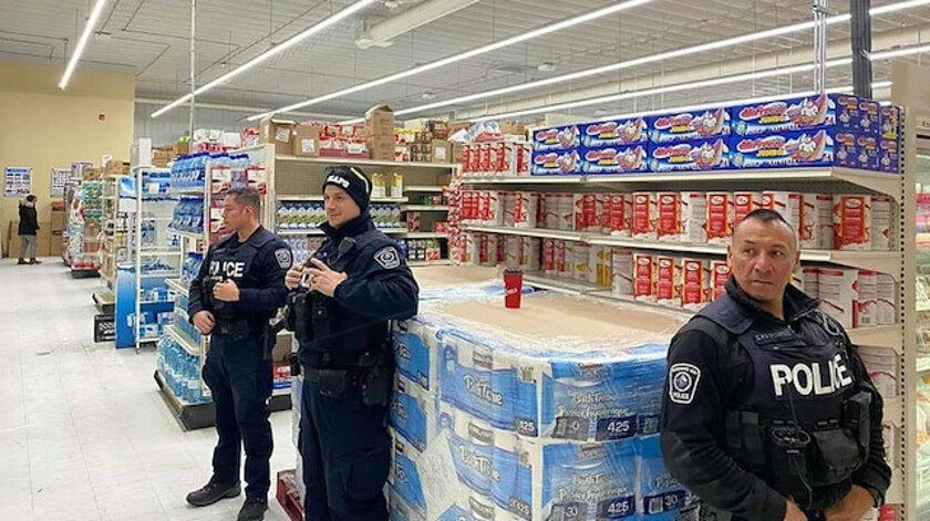 Dünya bunu da gördü! Tuvalet kağıtları polis korumasında