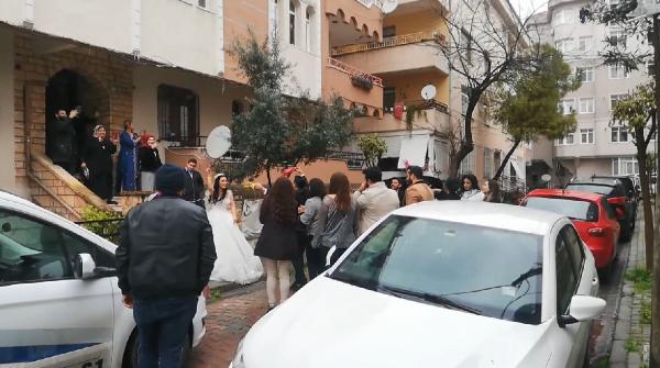 Virüs dinlemediler, yol kapatıp halay çektiler