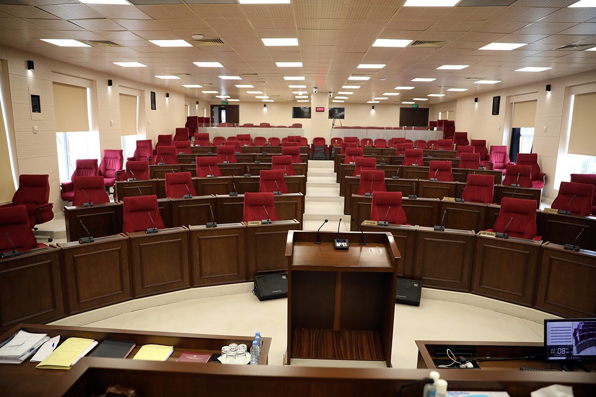 Vekillerin oturma sıraları da seyrekleştirildi