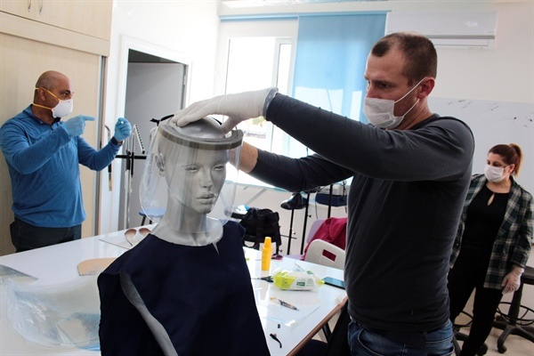 Meslek liseleri maske üretimine başladı