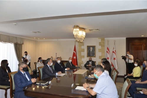 Akıncı, hükümetle geçiş kapılarını görüşüyor