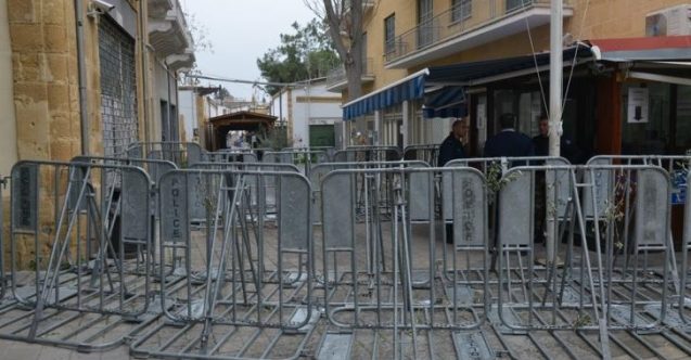 Barikatların açılması bıçağın ağzında