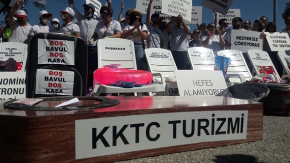 Başbakanlık önüne “KKTC Turizmi” yazan tabut şeklinde bir ahşap kasa bırakıldı