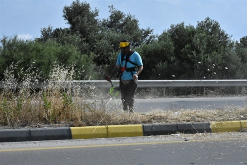 Girne batı çevre yolunda temizlik çalışması