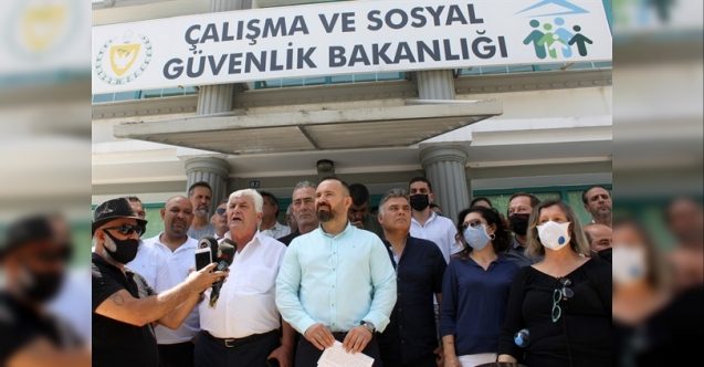 Sendikal Platform hükümeti istifaya çağırdı, üzerinde "1500" yazan siyah çelenk bıraktı