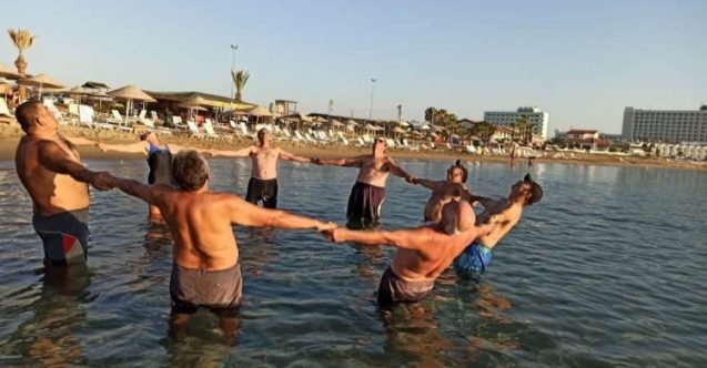 Denizleri temiz tutmanın önemine dikkat çekmek için denizde jimnastik yaptılar
