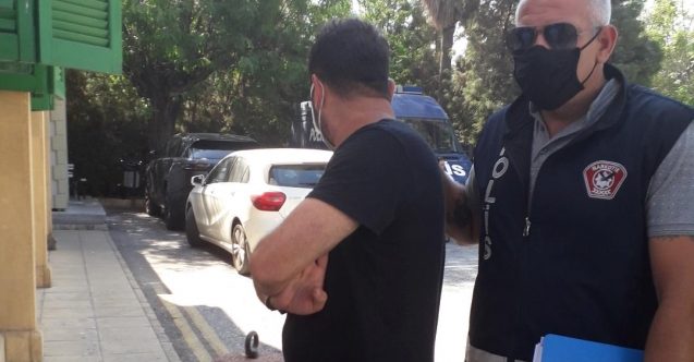 Polisi görünce kokaini yere attı