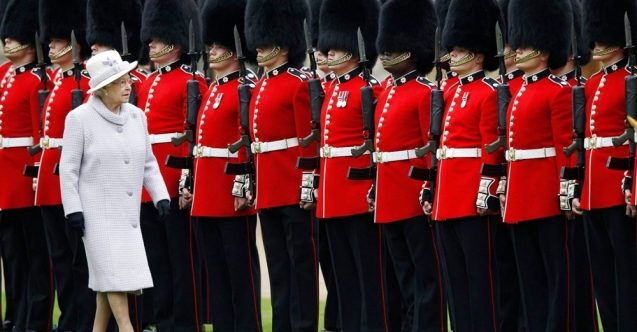 Sarayda 9 çanta uyuşturucu.... Kraliçe Elizabeth’in muhafızı uyuşturucudan tutuklandı