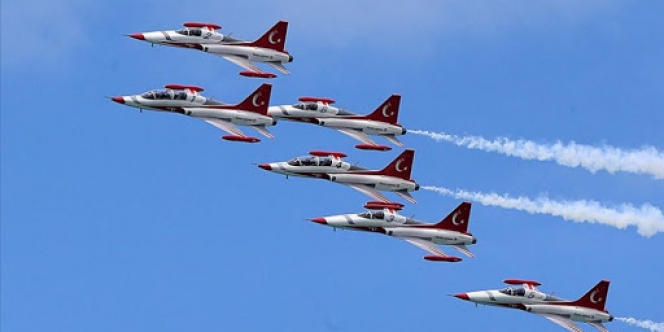 Türk Yıldızları Dr. Küçük Bulvarı'ndaki töreni selamladı