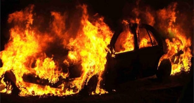 Araç çıkan yangında tamamen yanarak zarar gördü