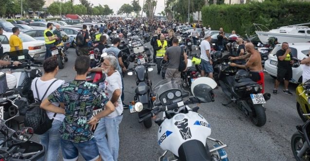 Binlerce motosikletli, polisin sürüş yasağını protesto etti