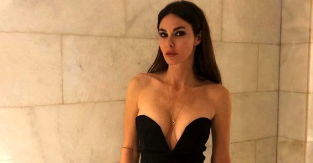 Defne'den büyüleyici poz
