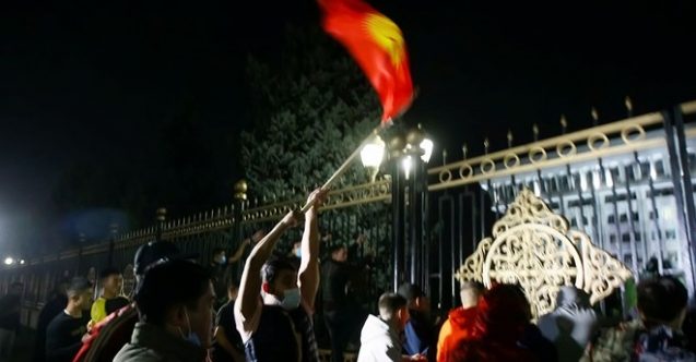 Kırgızistan'da protestocular Cumhurbaşkanlığı Sarayı'nı işgal etti