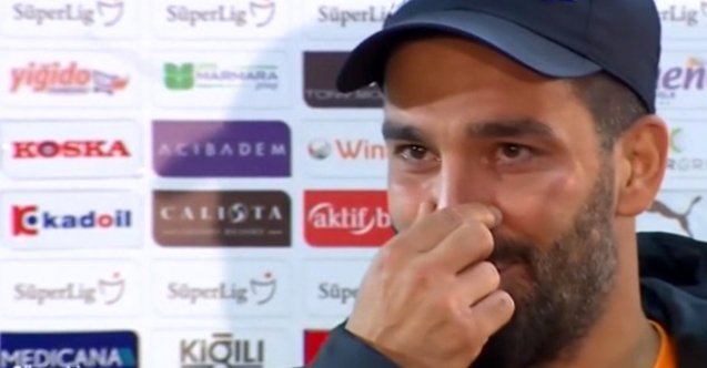 Arda Turan, gözyaşlarını tutamadı