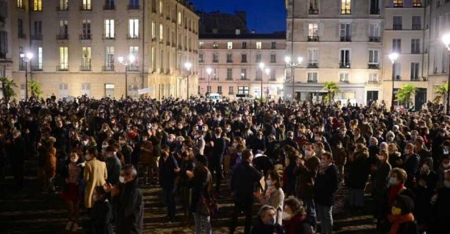 Fransa’da koronavirüs kısıtlamaları kilisede ayin yapılarak protesto edildi