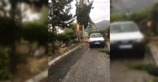 Hortum yıktı geçti! Maddi hasar büyük