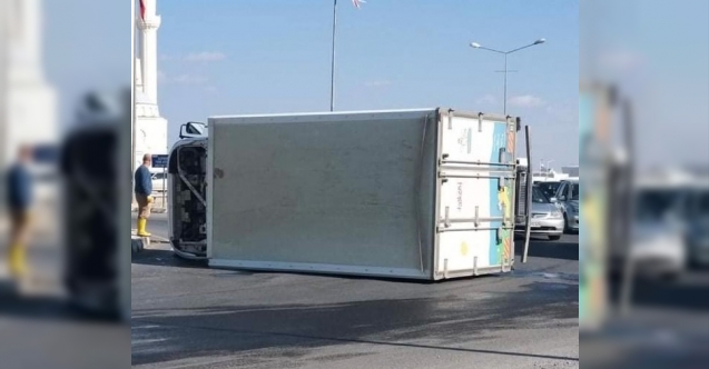 Kamyonet, yolun içine devrildi