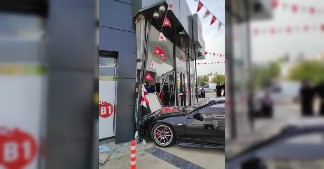 Mağusa'da korkutan kaza! Marketin vitrin camına çarpıp durdu