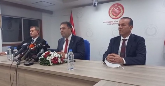 Üçlü hükümete imzalar atıldı