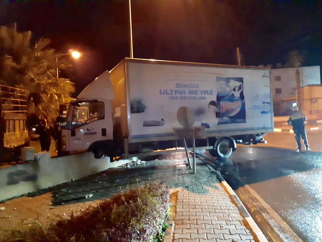 Korkutan kaza: Yoldan çıktı, Kızılbaş kilisesine daldı