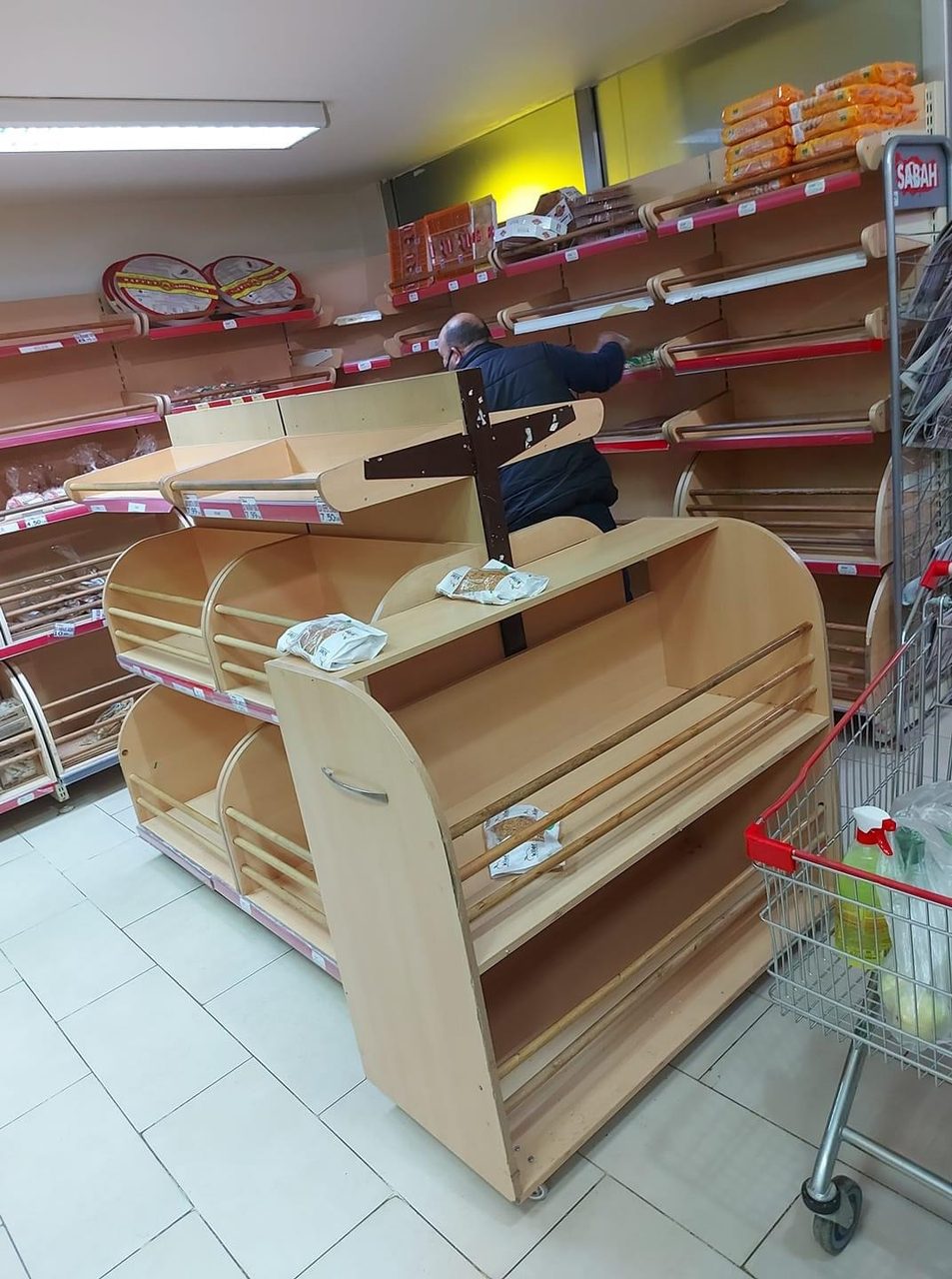 Marketlere akın! Ekmek rafları boşaldı