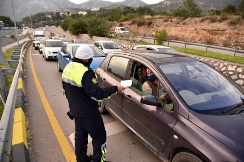 POLİS LEFKOŞA VE GİRNE İLÇE SINIRLARINDA KONTROL YAPIYOR