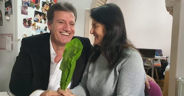 Arıklı’dan eşine 'marul' hediyesi