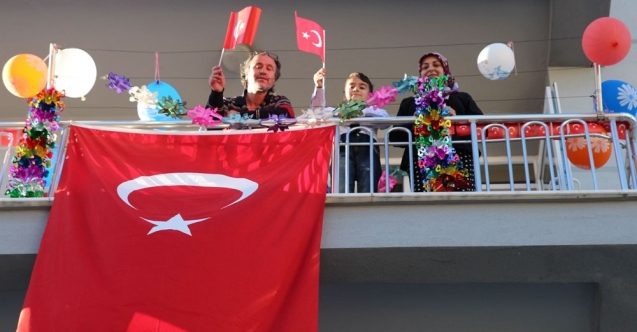 Balkonlarda 23 Nisan coşkusu