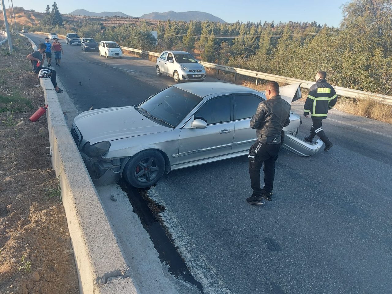 Bariyerlere çarptı alev aldı