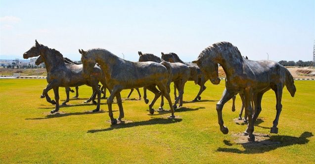 Kıbrıs'ın açık  hava müzesi! Kampüste 100 heykel