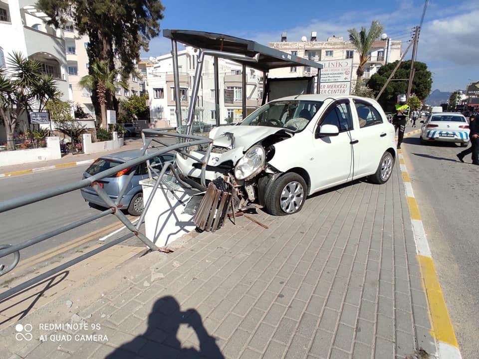 Yoldan çıktı otobüs durağına daldı