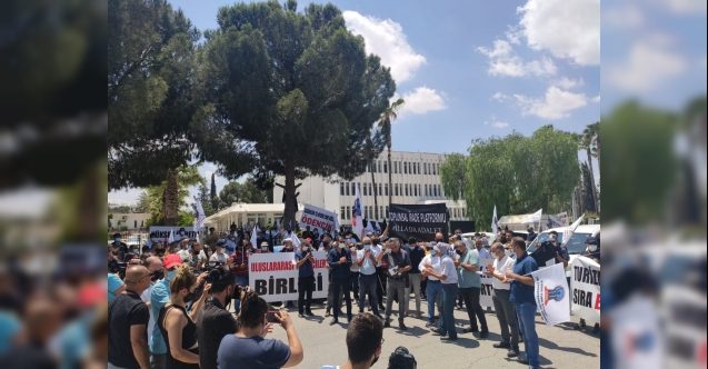 Başbakanlık önünde hükümete protesto: "Amaç geleceği yok etmek mi?"
