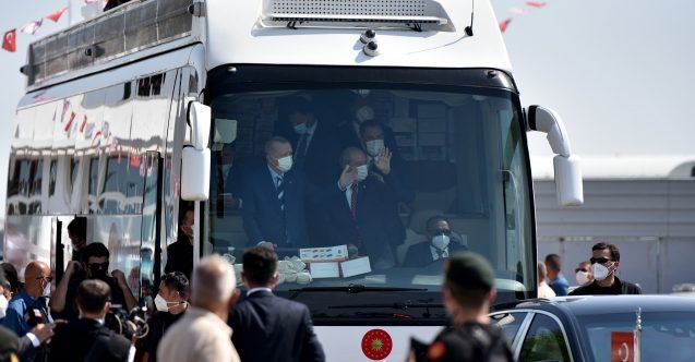 Erdoğan otobüsten çay dağıttı