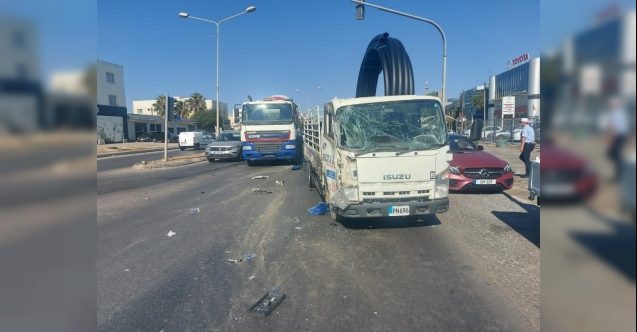 Kamyonlar çarpıştı