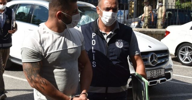 Arabasından tabanca, mermi ve cop çıktı