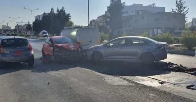 Üç araca çarptıktan sonra durabildi! Gençler yaralandı