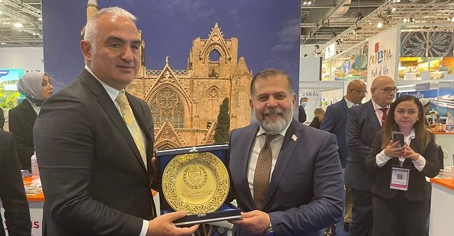 Okyay Sadıkoğlu Kültür Bakanı Ersoy'a Plaket sundu