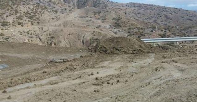 Toprak kaydı, yol kapandı