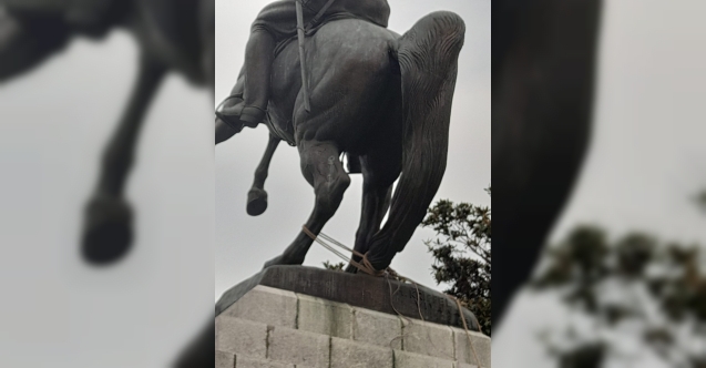 Atatürk anıtına saldırı