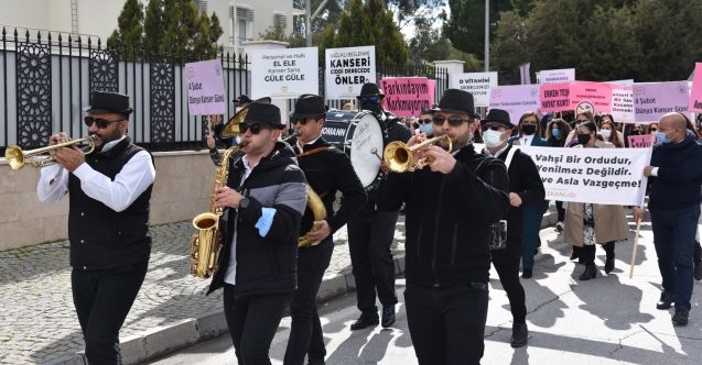 Kansere farkındalık için bando eşliğinde yürüyüş