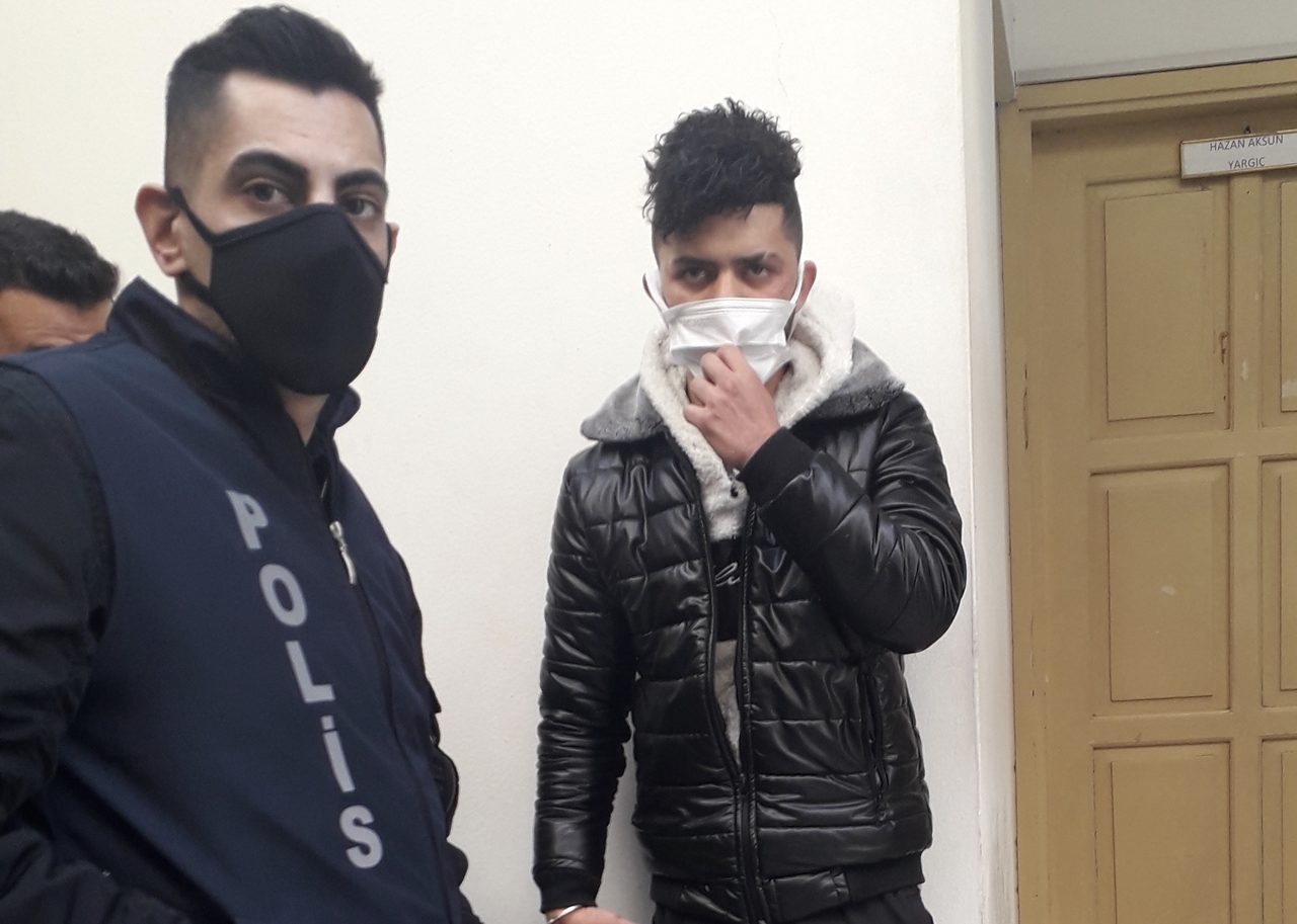 Polise çarptı kaçtı
