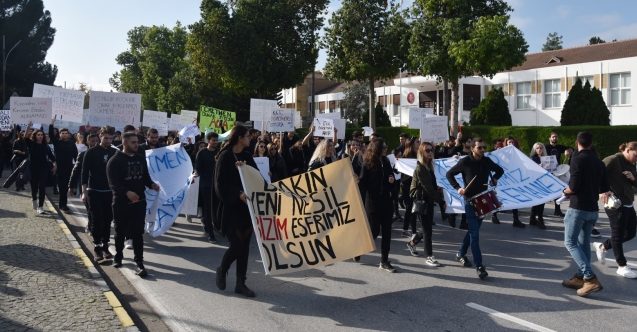 Öğrenciler yollara döküldü
