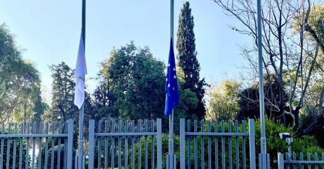 Rum Meclisinde bayraklar yarıya indirildi
