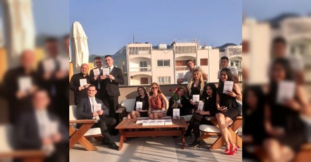 Solmaz Şahin, yeni kitabını okurları için imzaladı
