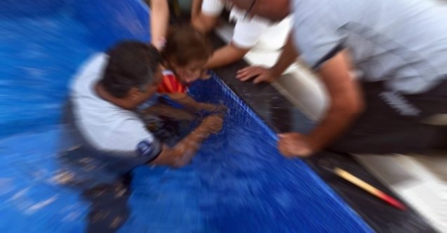 Havuzda eli sıkışan çocuğu polis ve itfaiye kurtardı
