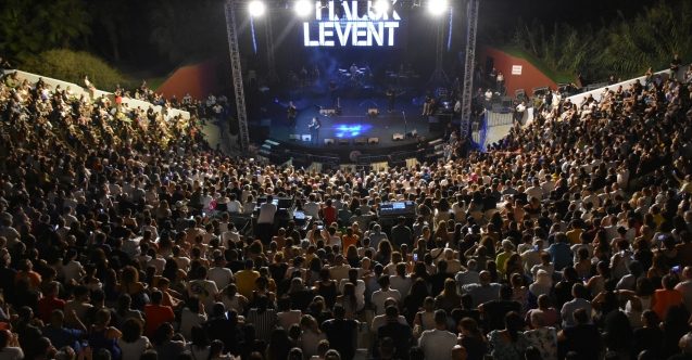 Amfitiyatro doldu taştı